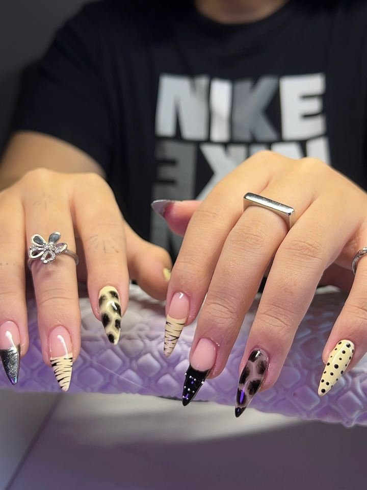 Alongamento amendoado com nail art em animal print e detalhes em preto